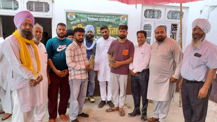 Today, Adarsh Social Welfare Society Punjab installed langar of saplings in Sri Vishwakarma Mandir.